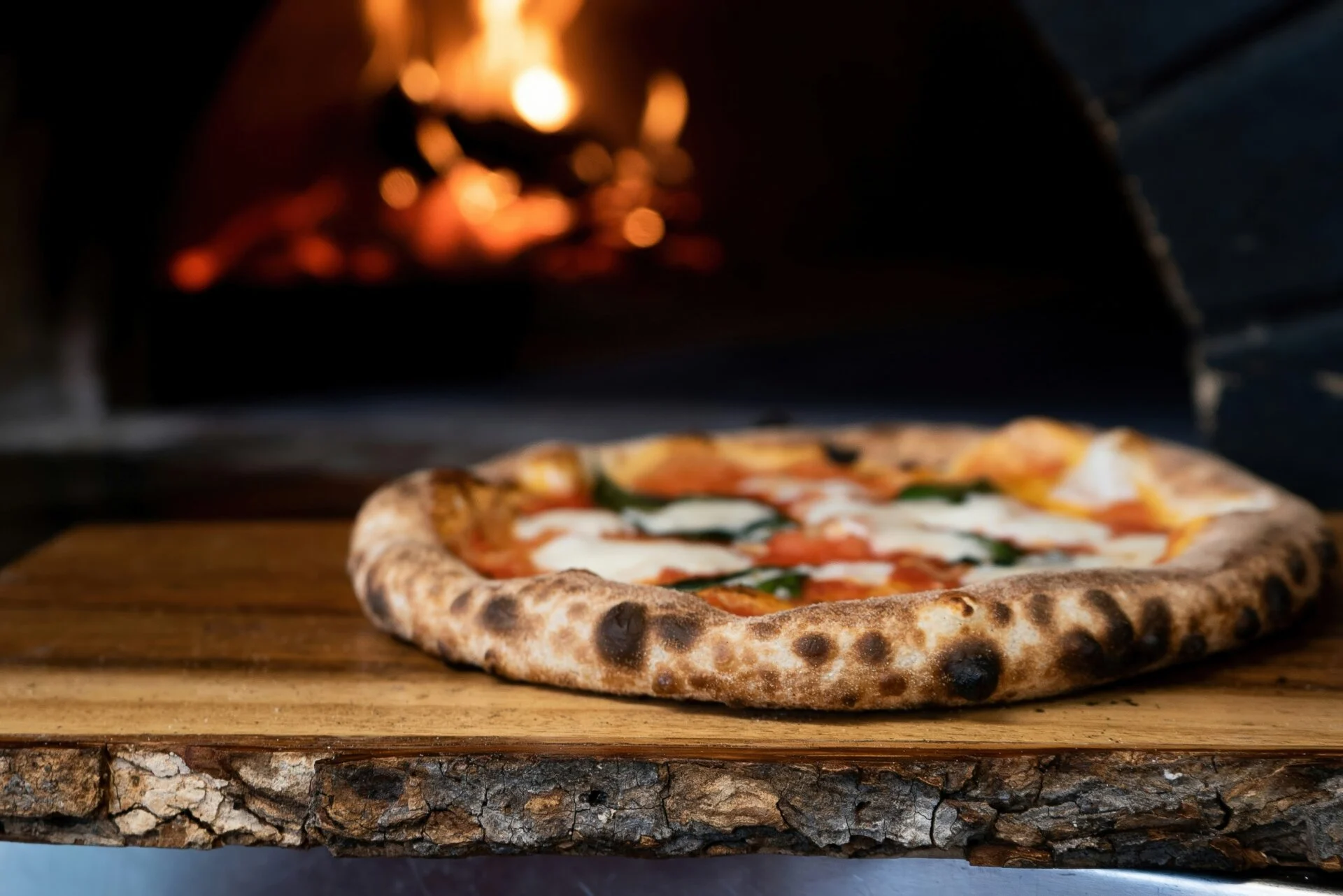 fotografia di una pizza Margherita contemporanea appena sfornata